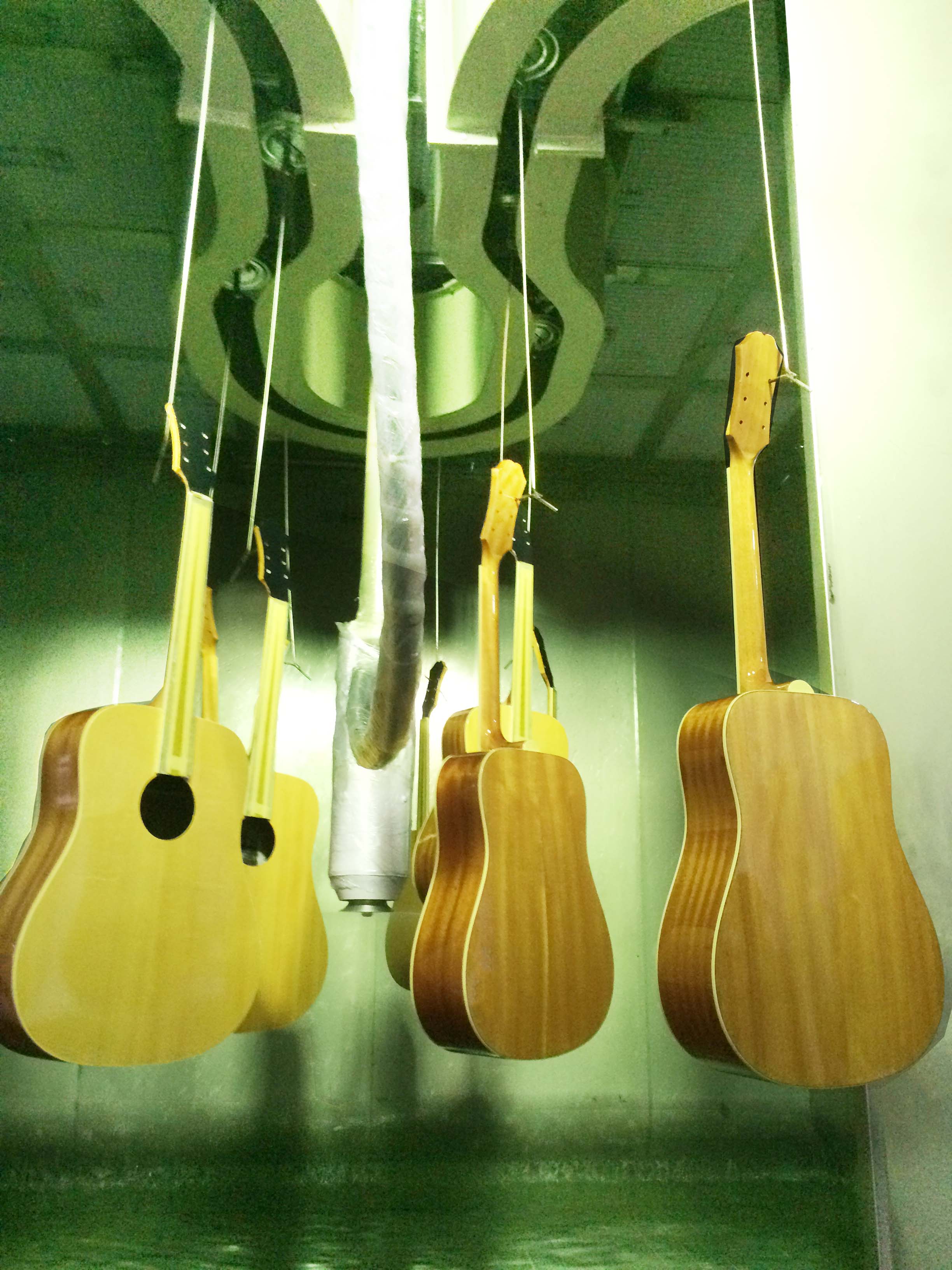 Guitar coating line in operation